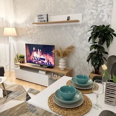 Apartment Train 23 *